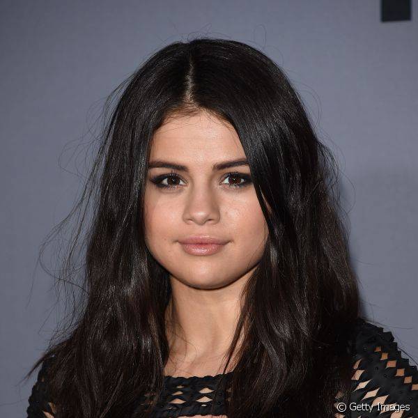 Selena Gomez apostou numa make bem simples com esfumado preto nos olhos
